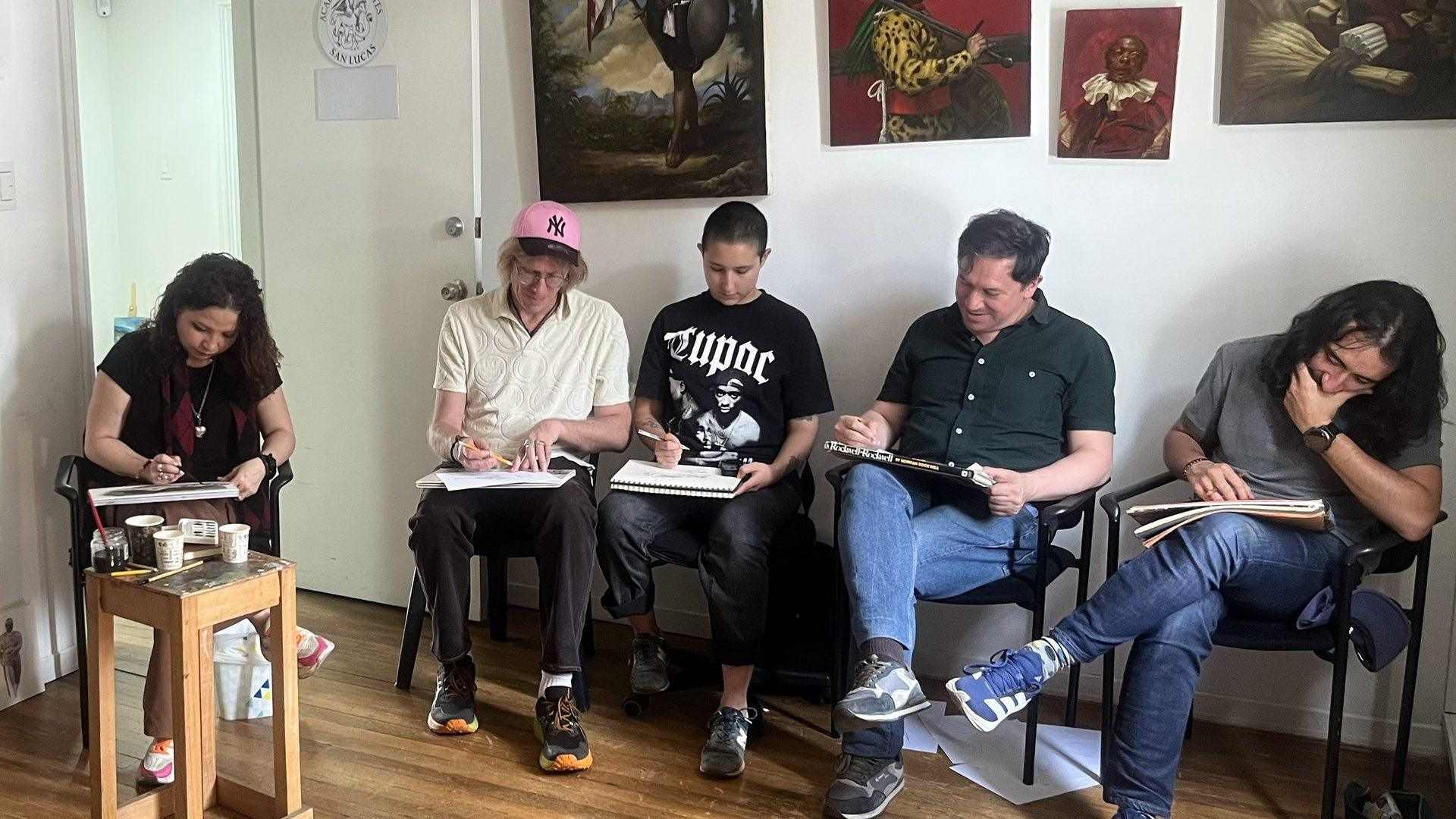 Estudiantes adultos dibujando en el taller de la Academia de Artes San Lucas