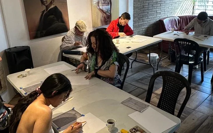Clase de cortesía en el taller de la academia