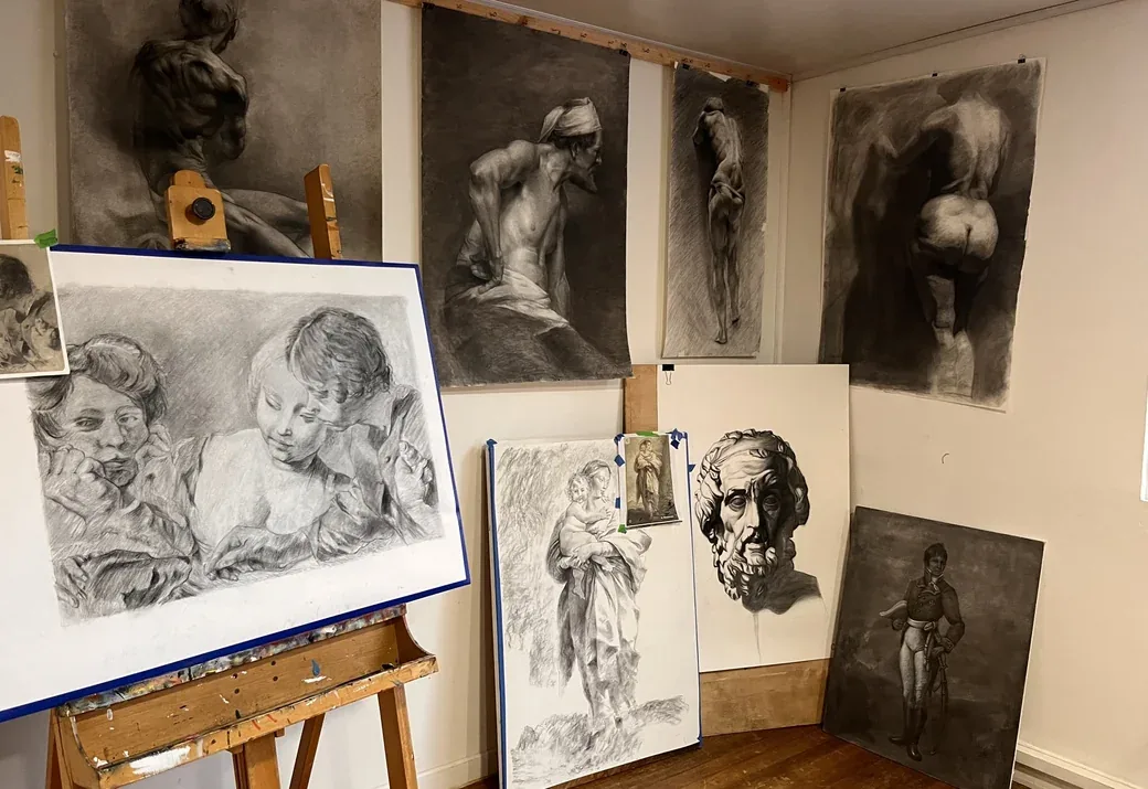 Estudios de figura a carboncillo apoyados en el taller