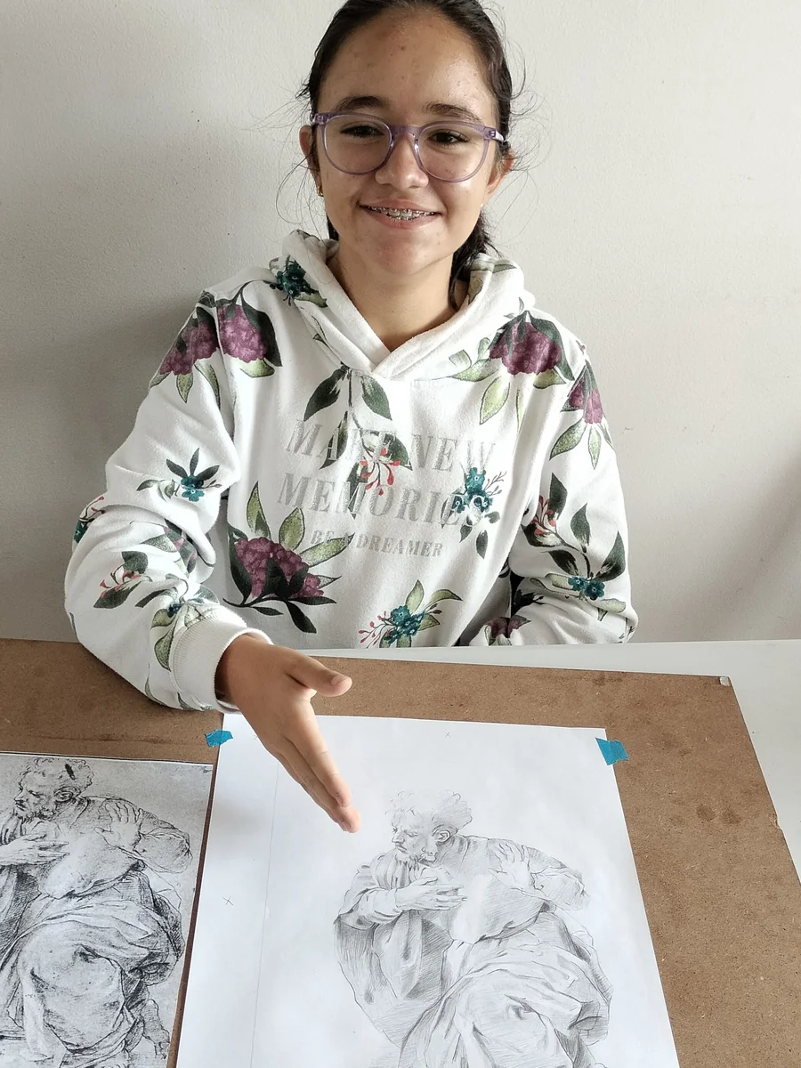 Laurita de 13 años con su copia del dibujo de vasari