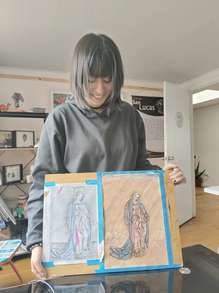 Anita con su temple de Virgen con un Rosario sobre la Luna creciente, del Maestro E.S.