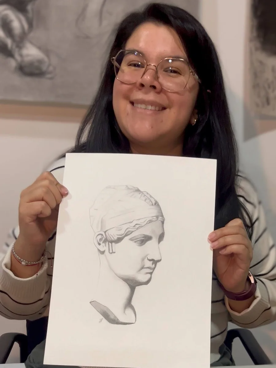 Isabel con su dibujo del yeso de Faustina